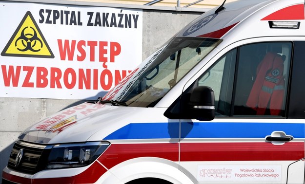 Karetka przed jednoimiennym szpitalem zakaźnym w Łańcucie /Darek Delmanowicz /PAP