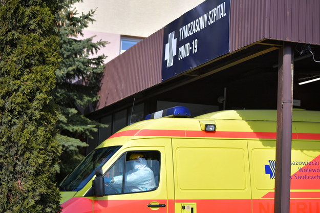 Karetka przed szpitalem tymczasowym na terenie Mazowieckiego Szpitala Wojewódzkiego w Siedlcach /Przemysław Piątkowski /PAP