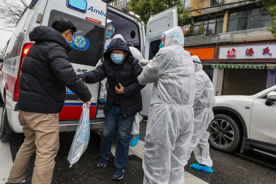 Karetka przed szpitalem w mieście Wuhan /YUAN ZHENG /PAP/EPA