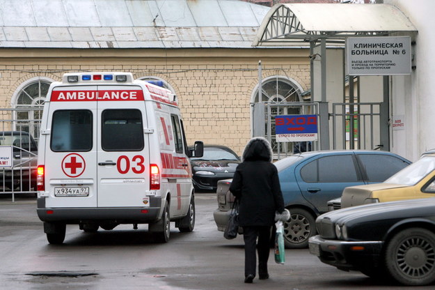Karetka przed szpitalem w Moskwie, w którym przebywał rosyjski biznesmen Dmitrij Kowtun. /SERGEI CHIRIKOV /PAP/EPA