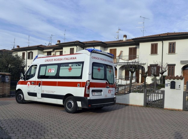 Karetka przed szpitalem we włoskiej miejscowości Codogno /Andrea Fasani /PAP/EPA