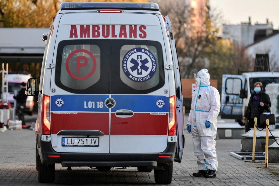 Karetka przed wojewódzkim Szpitalem Specjalistycznym im. Stefana Kardynała Wyszyńskiego /Wojtek Jargiło /PAP