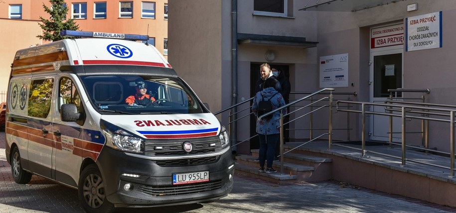Karetka przed Wojewódzkim Szpitalem Specjalistycznym im. Stefana Kardynała Wyszyńskiego w Lublinie /Wojtek Jargiło /PAP