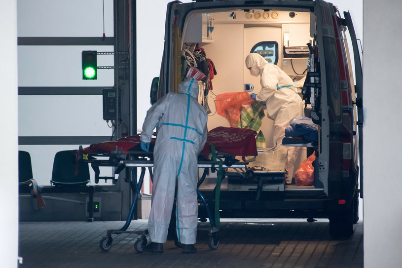 Karetka przewożąca pacjenta chorego na COVID-19 (zdj. ilustracyjne) /Wojciech Strozyk/REPORTER /East News