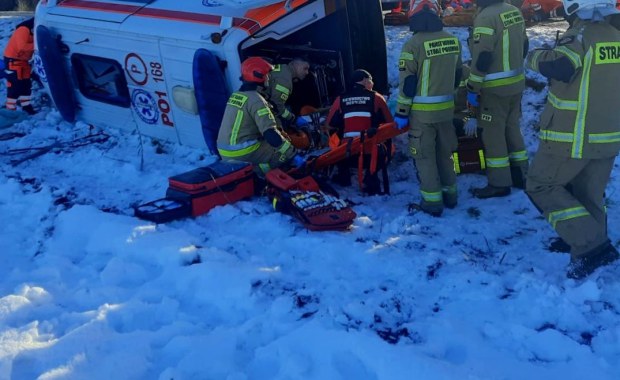 Karetka uderzyła w drzewo, przewoziła pacjentów. Kierowca nie żyje