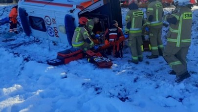 Karetka uderzyła w drzewo, przewoziła pacjentów. Kierowca nie żyje