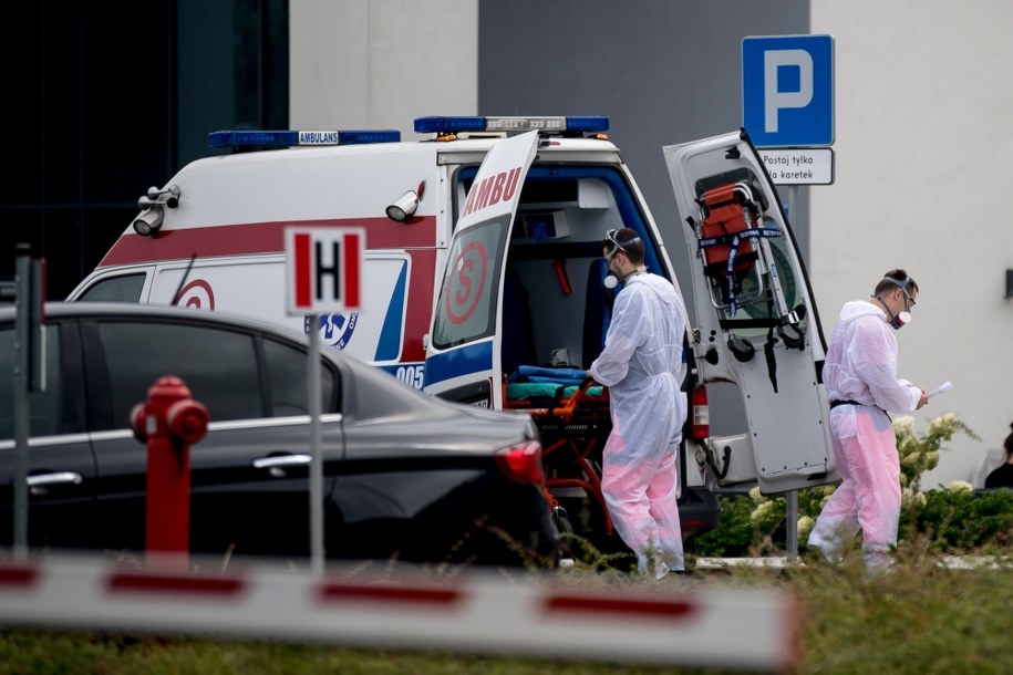 Karetka z powiatu limanowskiego pod Oddziałem Klinicznym Chorób Zakaźnych Szpitala Uniwersyteckiego w Krakowie //Łukasz Gągulski /PAP