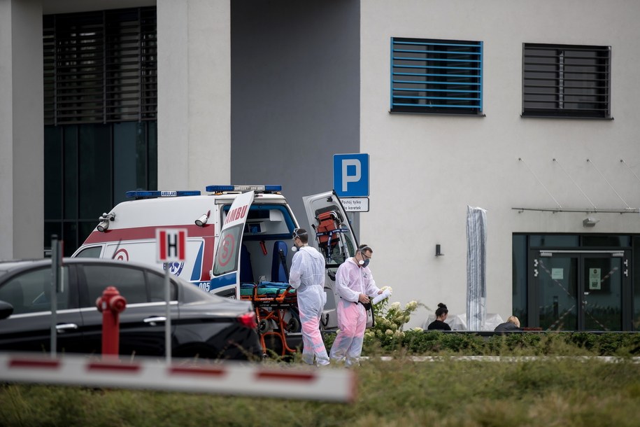 Karetka z powiatu limanowskiego przed Oddziałem Klinicznym Chorób Zakaźnych Szpitala Uniwersyteckiego w Krakowie /	Łukasz Gągulski /PAP