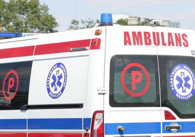 Ambulans zderzył się z autem. W szpitalu zmarł pacjent przewożony w karetce