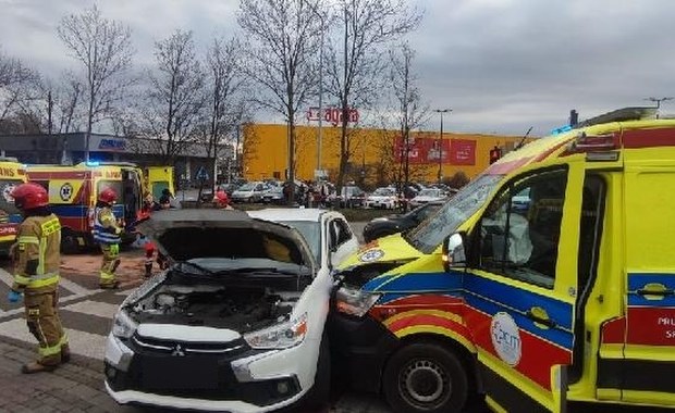 Karetka zderzyła się z SUV-em w Opolu. 6 osób poszkodowanych