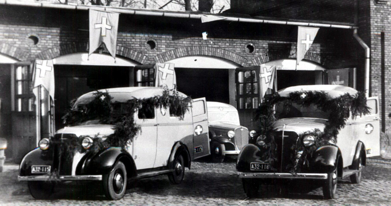 Karetki Chevrolet zakupione w 1937 roku, najnowocześniejsze w krakowskim pogotowiu, zarekwirowane przez Niemców. /zdj. zbiory Muzeum Ratownictwa /materiały prasowe