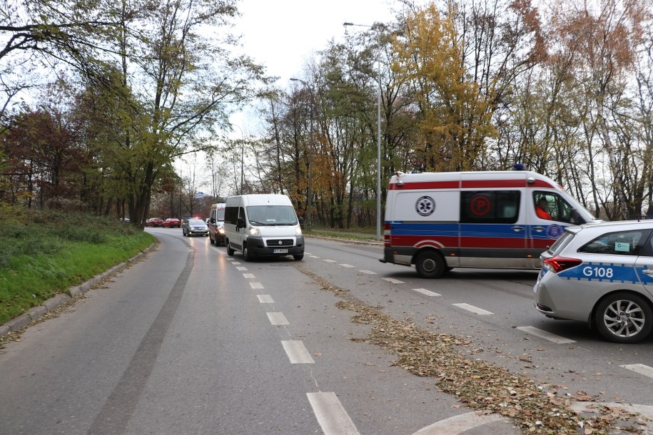 Karetki eskortowane są przez radiowozy /Józef Polewka /RMF FM