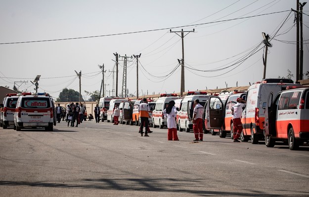 Karetki pogotowia oczekujące na rannych Palestyńczyków na przejściu granicznym w Rafah /HAITHAM IMAD /PAP/EPA