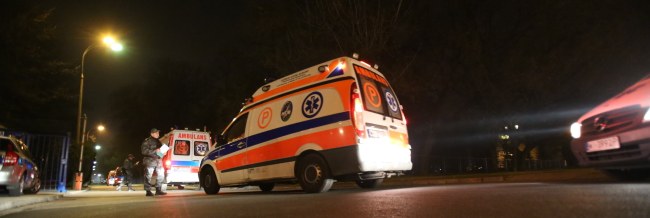 Karetki pogotowia wjeżdżają na teren lotniska /PAP/Leszek Szymański /PAP