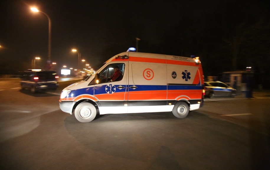 Karetki pogotowia z rannymi turystami opuszczają teren lotniska wojskowego w Warszawie /Leszek Szymański /PAP