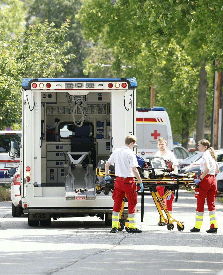 Karetki przed budynkiem szkoły w Grazu /ERWIN SCHERIAU /East News/AFP