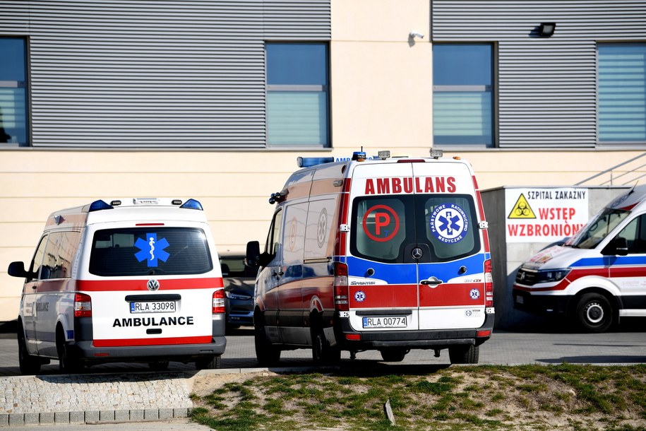 Karetki przed szpitalem jednoimiennym w Łańcucie /Darek Delmanowicz /PAP