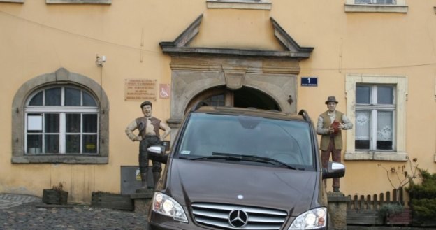 Kargul, Pawlak i mercedes viano. Przed muzeum w Lubomierzu /INTERIA.PL