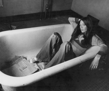 Karierę w show-biznesie Spacek rozpoczynała jako wokalistka. W 1968 roku, pod pseudonimem Rainbo, przyszła zdobywczyni Oscara nagrała piosenkę "John You Went Too Far This Time", której słowa odnosiły się do nagiej okładki płyty "Two Virgins" Johna Lennona i Yoko Ono.

Rok wcześniej Spacek przeżyła osobistą tragedię, która - jak przyznawała w późniejszych wywiadach - odcisnęła piętno na wyborze życiowej drogi. Miała 17 lat, kiedy na białaczkę zmarł starszy od niej o rok brat. "Myślę, że dzięki temu stałam się odważna. Kiedy doświadczasz czegoś podobnego, stykasz się z nieodwołalną tragedią. Później nic nie jest w stanie cię już przestraszyć" - tłumaczyła Spacek.