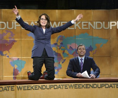 Karierę w show biznesie Tina Fey rozpoczynała jako scenarzystka komediowego programu "Saturday Night Live", do ekipy którego dołączyła w 1997 roku. Od 2000 roku mogliśmy oglądać ją także na wizji, wtedy zaczęła regularnie występować w show, prowadząc z Jimmym Fallonem segment "Weekendowych newsów".

Wcześniej, w 1998 roku, w jednym z odcinków "SNL" pojawiła się w charakterze statystki. Kiedy zobaczyła nagranie, zdecydowała, że koniecznie musi schudnąć i zrzuciła prawie 15 kilogramów. "Po tym jak schudłam, nagle zaczęto stawiać mnie przed kamerą" - zauważyła po latach.