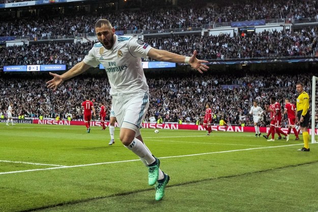 Karim Benzema cieszy się ze swojego pierwszego gola w meczu Realu z Bayernem Monachium /EMILIO NARANJO /PAP/EPA