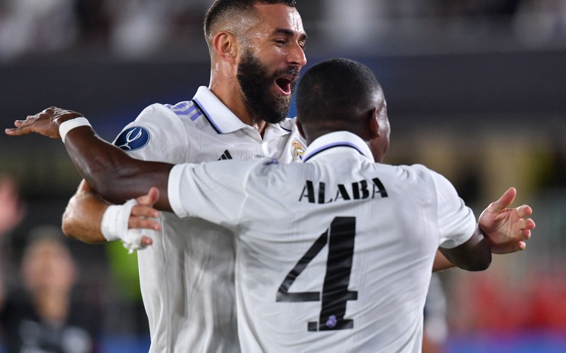 Karim Benzema gratuluje Davidovi Alabie zdobytej bramki. Ale po meczu w Helsinkach to Francuz ma większe powody do satysfakcji /AFP