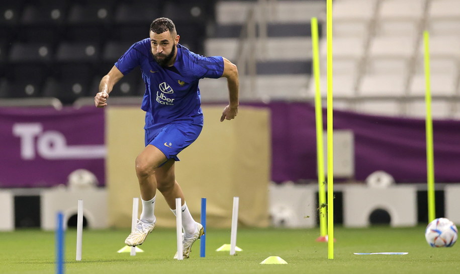 Karim Benzema podczas jednego z treningów w Katarze /Friedemann Vogel /PAP/EPA