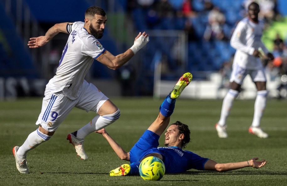 Karim Benzema (Real Madryt) i Enes Unal (Getafe) /Rodrigo Jimenez /PAP/EPA