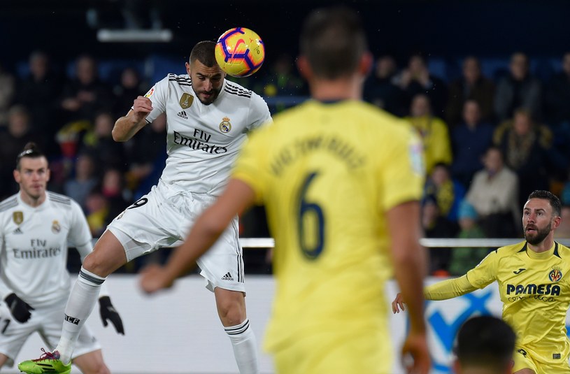 Karim Benzema strzela gola dla Realu Madryt w wyjazdowym meczu z Villarrealem /AFP