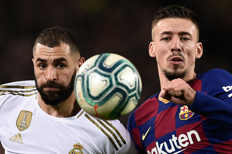 Karim Benzema (z lewej) i Clement Lenglet, czyli najskuteczniejszy napastnik Realu nie przechytrzył obrońcy Barcelony /AFP