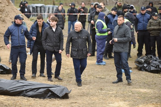 Karim Khan podczas swojej wizyty w Buczy pod Kijowem /OLEG PETRASYUK /PAP/EPA
