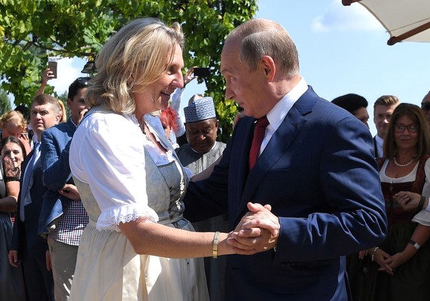 Karin Kneissl i Władimir Putin na zdjęciu z sierpnia 2018 roku /ROLAND SCHLAGER / POOL /PAP/EPA