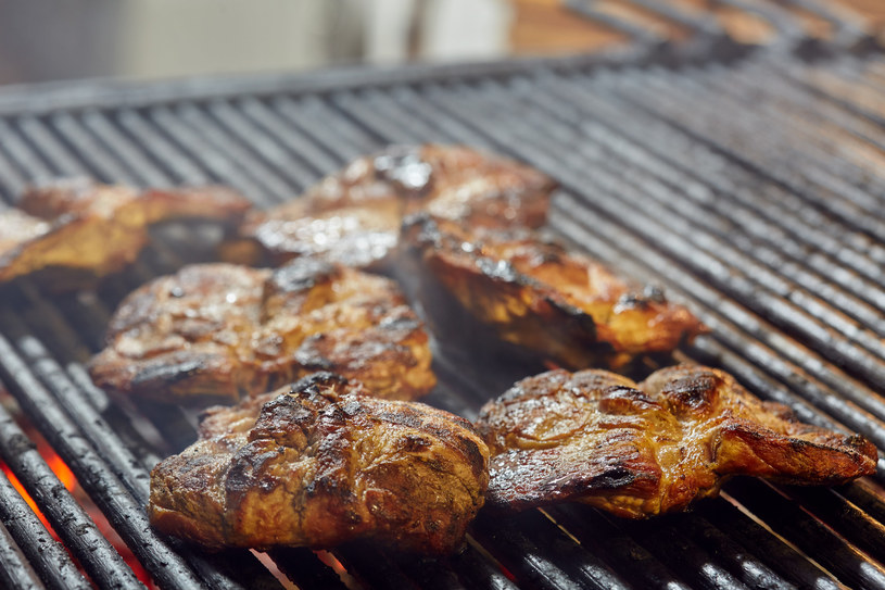 Karkówka jest mięsem idealnym na grilla i dobrze smakuje przyrządzona w marynacie /123RF/PICSEL