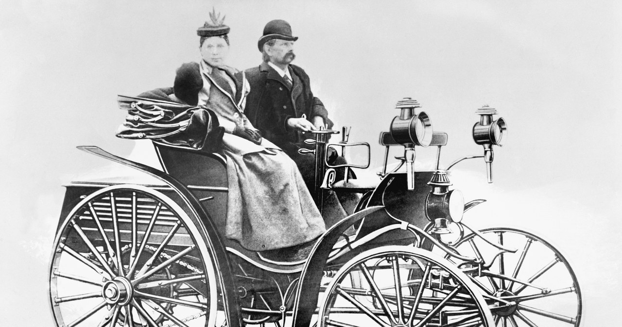 Karl Benz z córką Klarą na pokładzie Benza Victorii /