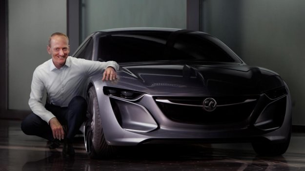Karl-Thomas Neumann, szef Opla, u boku prototypowej Monzy. Muskularna sylwetka ma odznaczać się wyjątkową aerodynamiką. /Opel