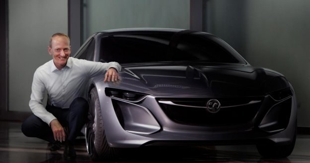 Karl-Thomas Neumann, szef Opla, u boku prototypowej Monzy. Muskularna sylwetka ma odznaczać się wyjątkową aerodynamiką. /Opel