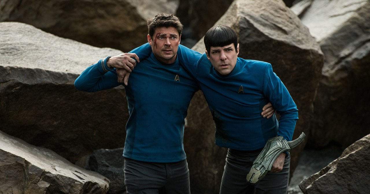 Karl Urban i Zachary Quinto w scenie z filmu "Star Trek: W nieznane" /materiały prasowe