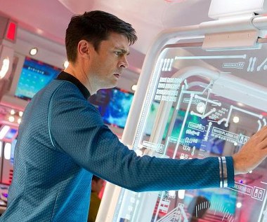 Karl Urban w scenie z filmu "W ciemność. Star Trek"