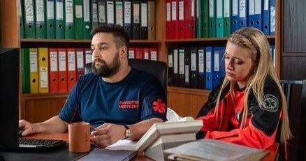 Karma osiodłała konie