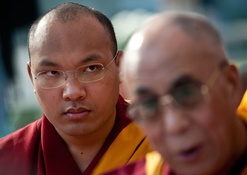 Karmapa kroczy za Dalajlamą /AFP