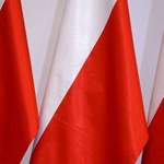 Karmazyn oficjalnym odcieniem czerwieni na polskiej fladze?