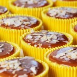 babeczki Karmelowa rozpusta bez pieczenia. Zrób na imprezę, do kawy są w sam raz