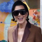 Karmelowy garnitur w stylu Kris Jenner. Odświeża jesienną modę po 60-tce.