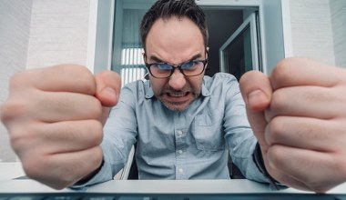 Karmią się Twoją wściekłością. Dlaczego rage bait po prostu się opłaca
