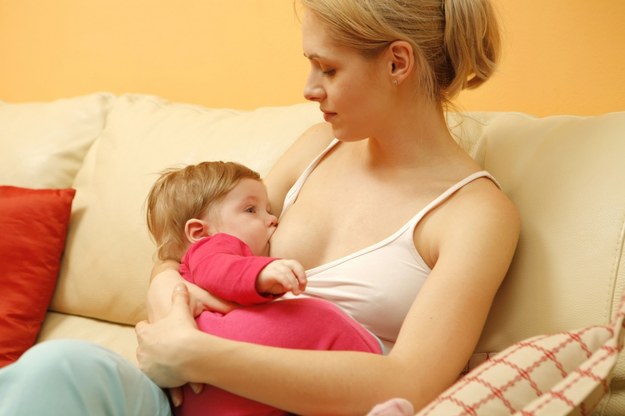 Karmienie piersią chroni dziecko przed otyłością /P. Widmann       /PAP/EPA