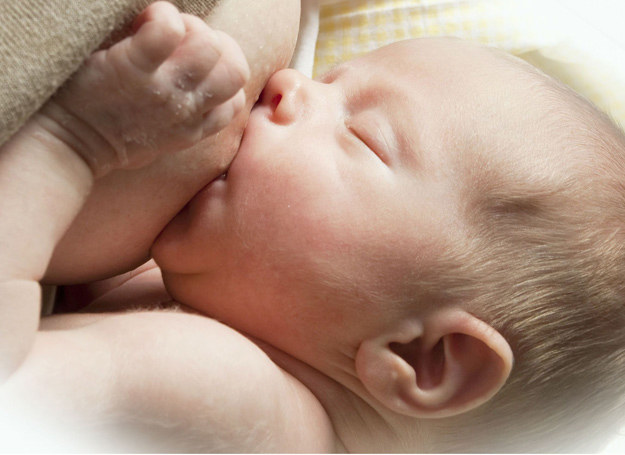 Karmienie piersią jest najlepszym sposobem żywienia niemowląt. /123RF/PICSEL