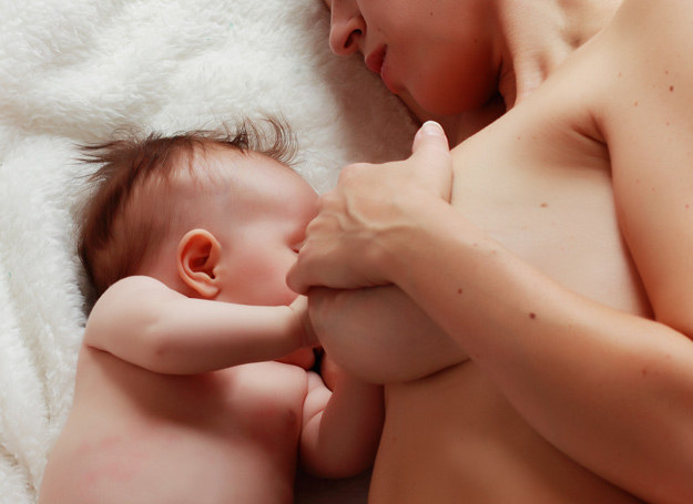 Karmienie piersią jest zdrowe dla dziecka i wygodne dla mamy. /123RF/PICSEL