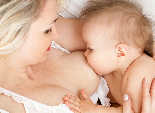 Karmienie piersią jest zdrowe i dla dziecka, i dla mamy. /123RF/PICSEL