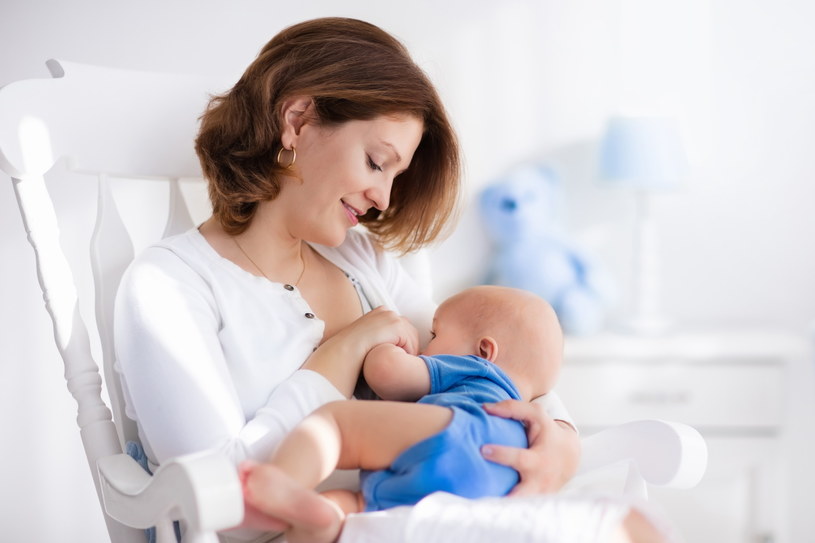 Karmienie piersią ma ogromne znaczenie dla prawidłowego rozwoju dziecka /123RF/PICSEL