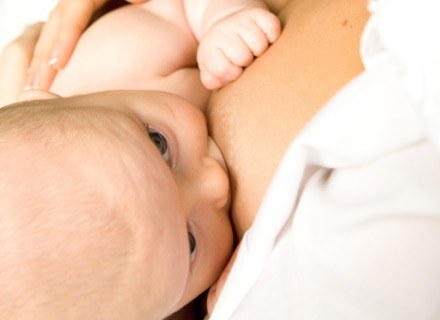 Karmienie piersią to korzyści dla mamy i dziecka /ThetaXstock